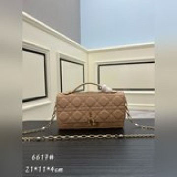 配盒子羊紋lady dior 珍珠手拿包  配盒子這款手拿包是本季，頂部搭配手