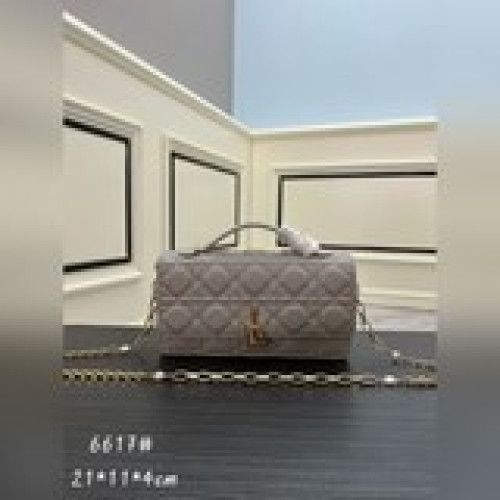 配盒子羊紋lady dior 珍珠手拿包  配盒子這款手拿包是本季，頂部搭配手