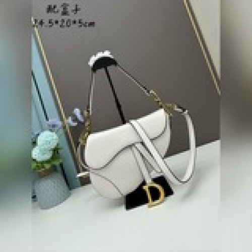 配盒 3種肩帶随搭配 大號尺寸：24.5 x 20 x 5 公分be a cla