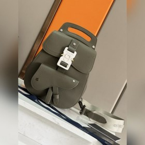 頂級原單 這款 Dio Oblique 綠色迷你馬鞍包小胸包采用标志性的綠色粒面