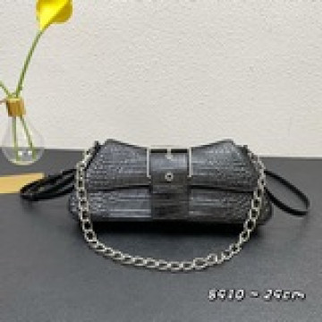 Balenciag 新品出貨 單肩 鍊條腋下包 可斜挎 牛皮 原版五金 上身超級