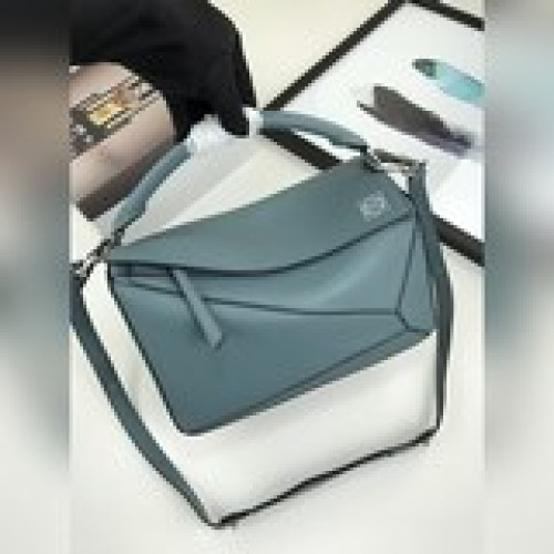 火遍全世界的熱銷款Loe@e/羅@威店主自留款哦送禮佳品今年時裝周的It bag