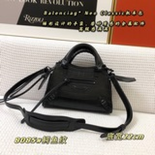 Balenciag* Neo Classic機車包【鳄魚紋小號】梯形設計的手袋