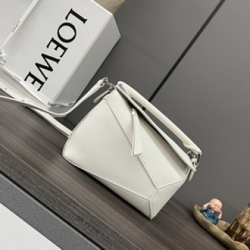 Loewe 新版本 柔軟粒面牛皮革Puzzle Edge手袋 L家 推出的首次