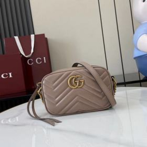 進口原廠皮。 迷你GG Marmont系列鍊帶肩背包采用頗具結構感的柔軟造型和拉