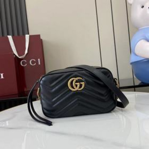 進口原廠皮。 迷你GG Marmont系列鍊帶肩背包采用頗具結構感的柔軟造型和拉