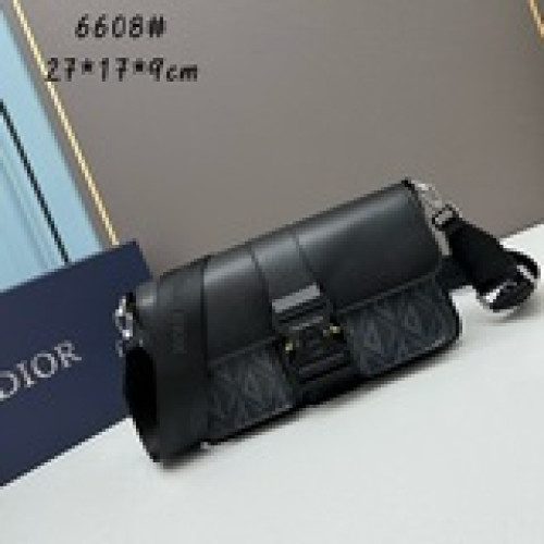 頂級原版迪奧灰黑色這款 dior hit the road 手袋搭配肩帶，