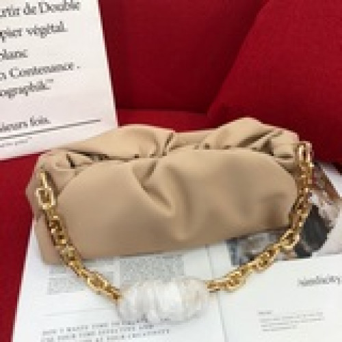大號無肩帶 bottega veneta the chain ouch 最近真的