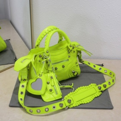 進口爆裂羊皮，顔色：瑩光綠，尺寸：26*13*18 Balenciaga 巴黎世
