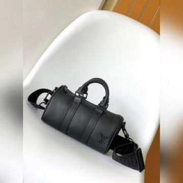 女款_頂級原單 M80950 本款手袋濃縮 Keepall 旅行袋的經典輪廓，擁有 A