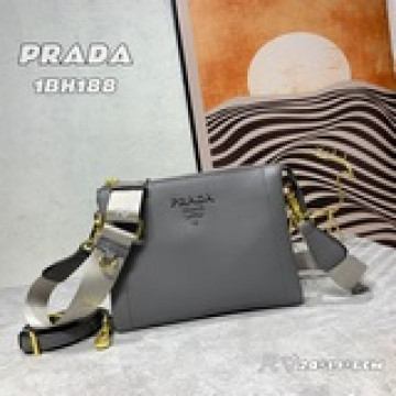 首發普拉達《PRADA》雙肩帶 “意大利制造”設計精湛[偷笑]打造沉穩架勢，經典