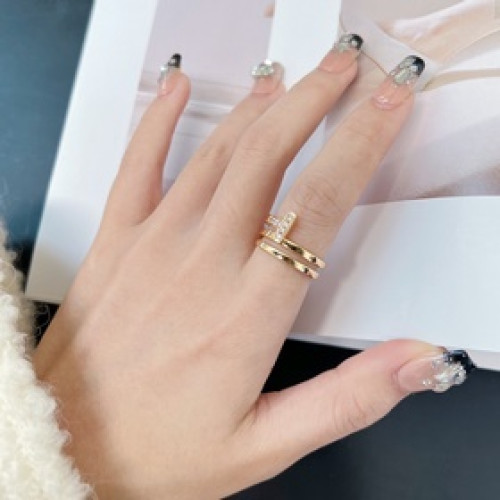 -佩戴圖-Tiffany&co 蒂芙尼 經典款T字系列 三圈雙T戒指