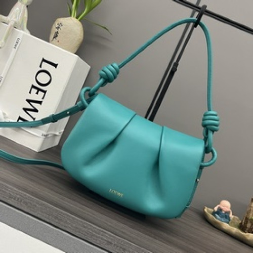 LOEWE 新款 閃亮納帕牛皮革Paseo包 做工精緻 廓形簡潔，優雅。獨特、柔