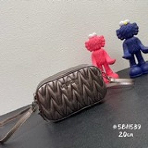 缪缪雙拉鍊相機包，5BH539，M81 采用進口定制綿羊皮，Matelassé軟