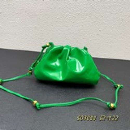 新款。全新升級版雲朵包火熱上市采用不同以往且煥然一新的面貌出現在公衆視野。漆皮的