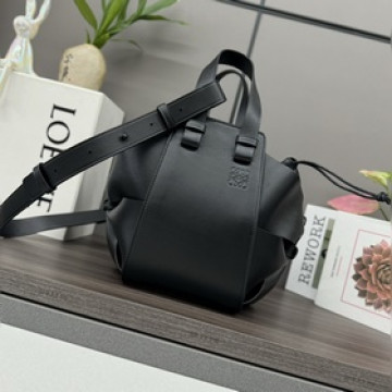 LOEWE 柔軟牛皮革Hammock Compact手袋(新尺寸)吊床包 是一款