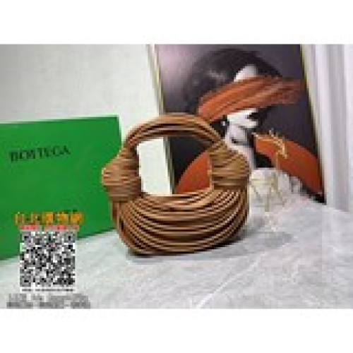 新品 bv家22新款打結包，突兀的設計理念獨處一格 羊皮材質打造。造型天