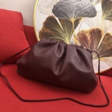 大號 高級感滿屏的bottega veneta.餃子包，它還有一個更溫油的名字叫