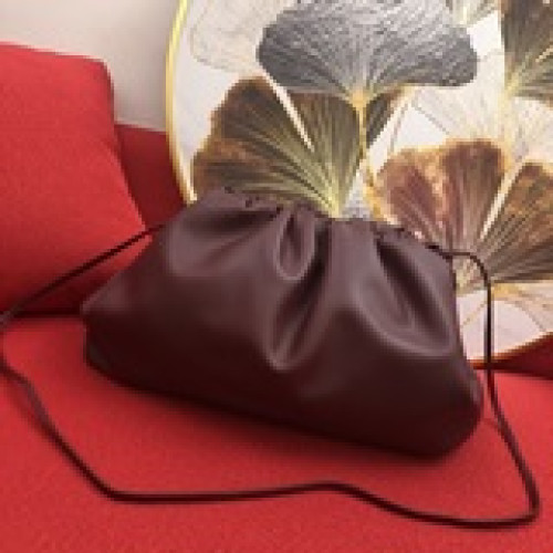 大號 高級感滿屏的bottega veneta.餃子包，它還有一個更溫油的名字叫