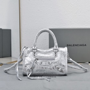 Balenciaga款 City Nano包包， nano size小巧，卻透着