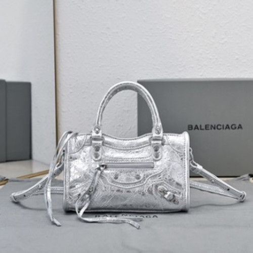 Balenciaga款 City Nano包包， nano size小巧，卻透着