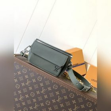M83560綠色 頂級原單 變碼芯片 本款 Pilot 迷你手袋以粒面牛皮革塑造