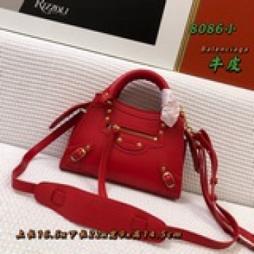 Balenciaga王炸系列機車包 秋冬新寵登場啦！全新的梯形設計的手袋，鳄魚紋