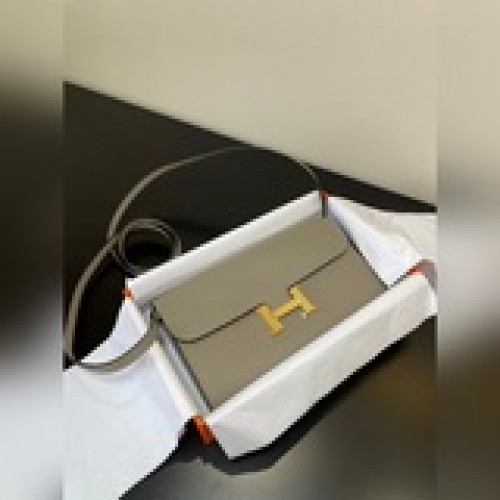 H家出新品咯 Constance 康康斜挎包也可以當手包使用 配置肩帶 配置包裝