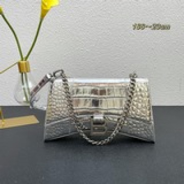 Balenciag     B家重磅推出沙漏鍊條斜挎包，外觀呈現一輪半月狀，上