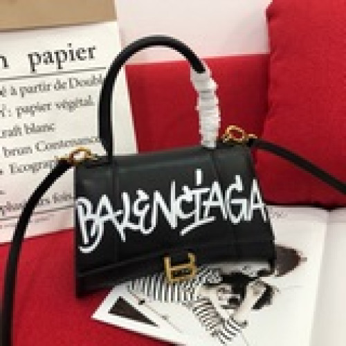 Balenciagα全新推出設計師塗鴉系列，帥爆的Hourglass沙漏包，獨特