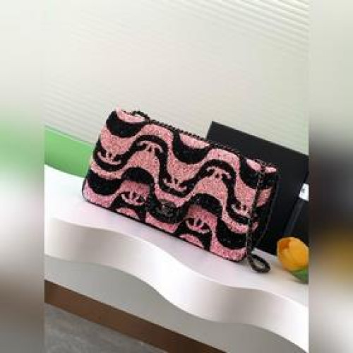 限量款亮片黑粉波浪CF每年的亮片款都會收一隻，今年這個太好看啦！黑白交疊呈波浪
