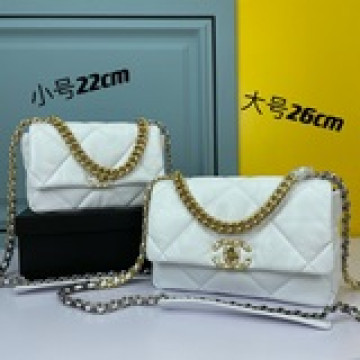 Ohanel秋冬19Bag 結合一切經典的枕頭包這款包是Karl Lagerf