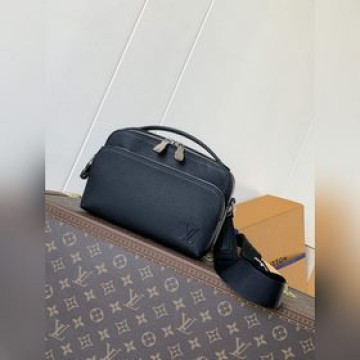 M11657十字紋牛皮 頂級原單 變碼芯片 這款小巧的Avenue郵差包以Ta
