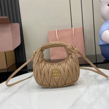 MiuMiu新品迷你MiuWander手袋，采用進口小羊皮經典品牌标志性Mate