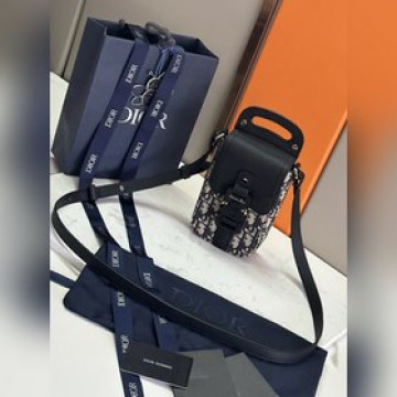 頂級原單迪奧dior頂級進口原廠刺繡配進口牛皮馬鞍手袋這款馬鞍豎版手袋搭配肩帶