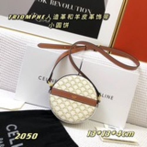 新品Celine TRIOMPHE人造革和羊皮革飾帶小圓餅 人造革/羊皮革 斜