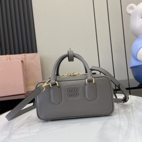 【新款】MIU MIU缪缪 黑色保齡球上身效果！Miu Miu 女士Arcad