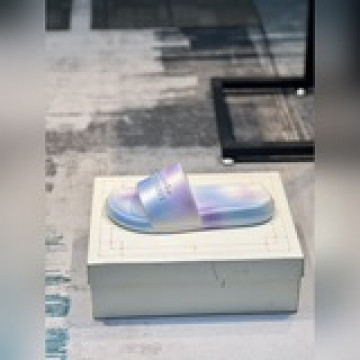 <麥昆~>情侶款  最火爆的品牌logo，标準性涼鞋拖鞋，衆多網紅同款，軟踏踏的