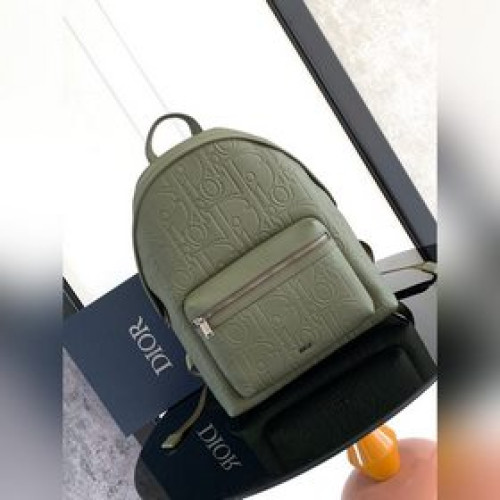 這款 Rider 2.0 雙肩背包是二零二四秋季男裝系列新品，為 Dior 的經