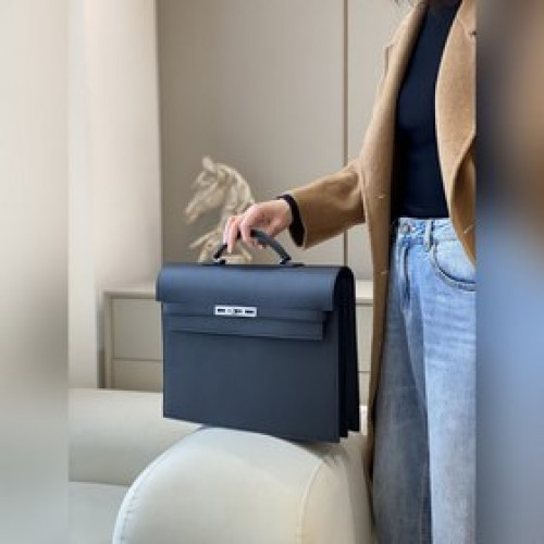 風格時尚簡約 文件 雜志都可以裝下 也可做商務包！商務男士的最愛～