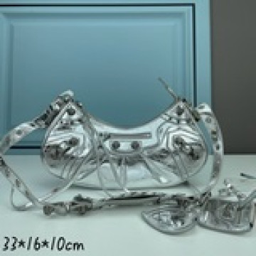 Balenciag Le Cagole半月牙腋下包斜挎包緻敬經典機車包系列重磅