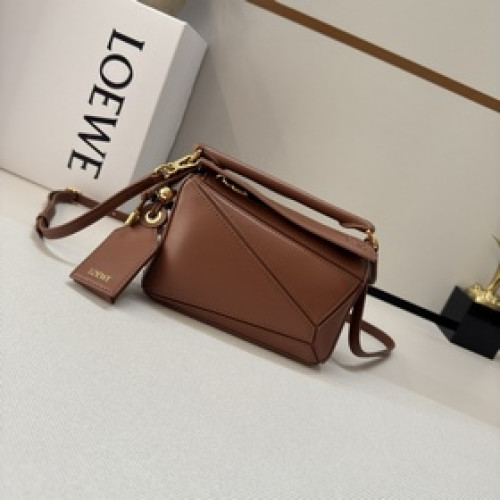 LOEWE 新款 迷你納帕羊皮革 Featherlight Puzzle 手袋