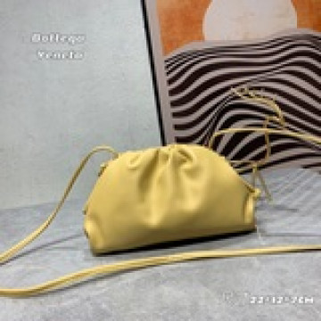 當下最火的雲朵包，逆襲之路開始。原ce1ine 設計師出品，還是那麼簡約有味道。