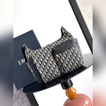 這款 Rider Soft 水餃包是二零二五秋季男裝系列新品，兼具實用功能與時尚