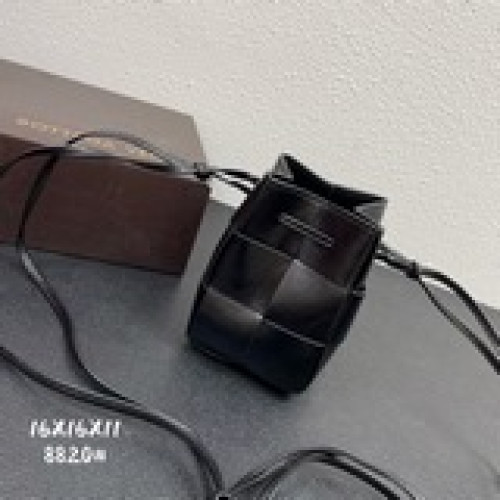 手工編織小水桶       bv最新的小可愛，延續了daniel lee的極簡