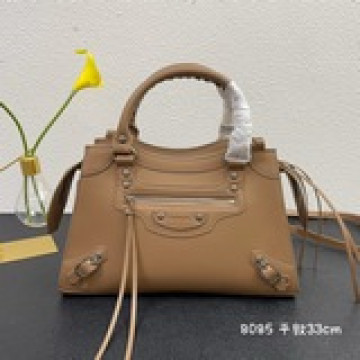 改良升級大號Balenciaga寶藏系列秋冬機車包 新寵登場啦！全新的梯形設計