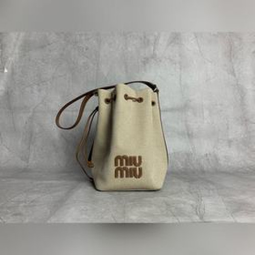 5BE089 Miu家新款帆布水桶包，全新帆布面料，延續上一季的慵懶和性感熱潮，