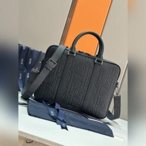 這款公文包是二零二四秋季男裝系列新品，将經典優雅與 Dior 的高訂精神融為一體