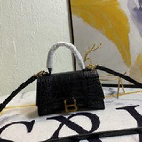 小號Balenciagα全新推出了帥爆的Hourglass沙漏包，獨特的标志性弧