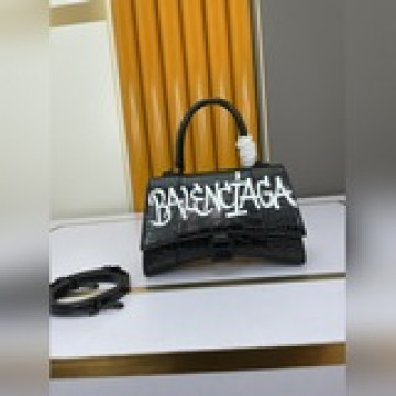 Balencia巴黎家，本季重磅 平紋 沙漏包，獨特的标志性弧線形狀造型極具辨識